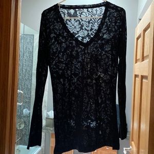 EXPRESS women’s black lace v neck long sleeve shirt in size large